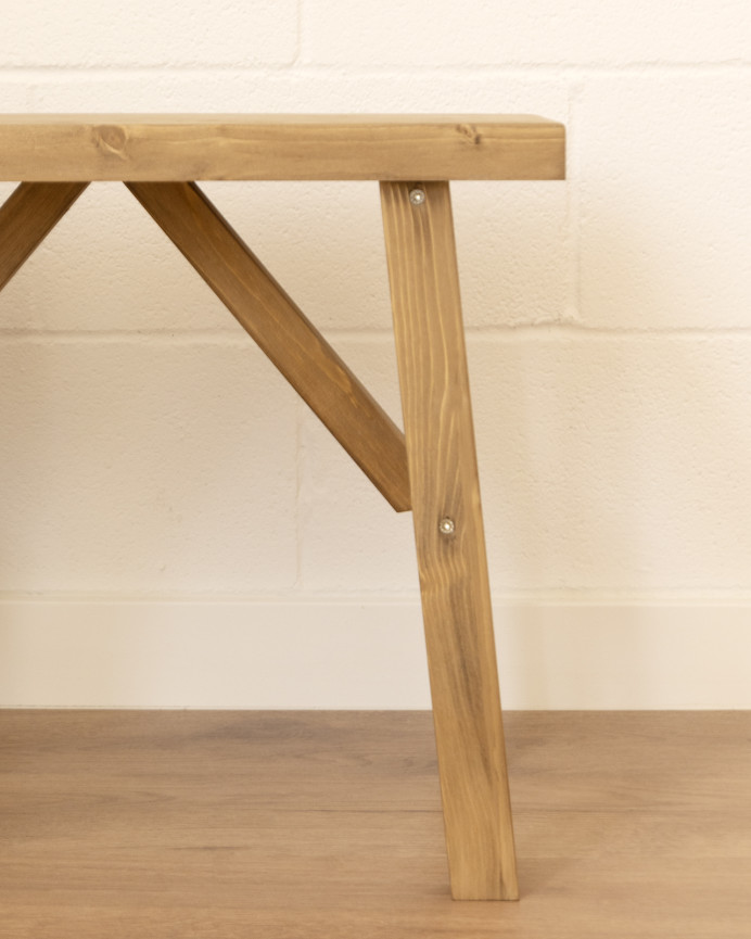 Massiver Holzhocker in dunklem Eichenton, 45x55cm.