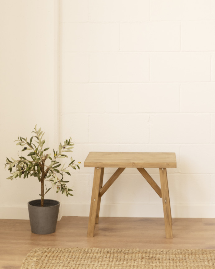 Massiver Holzhocker in dunklem Eichenton, 45x55cm.