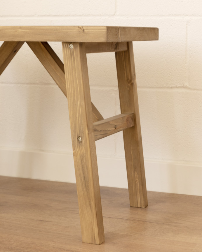 Massiver Holzhocker in dunklem Eichenton, 45x55cm.