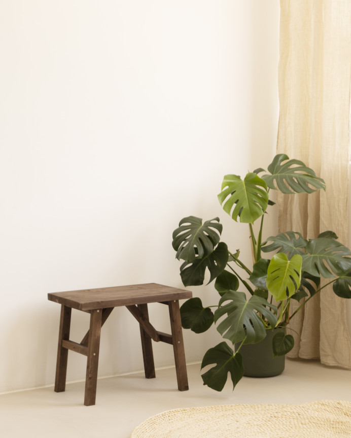 Massiver Holzhocker in Nussbaumton, 45x55cm.