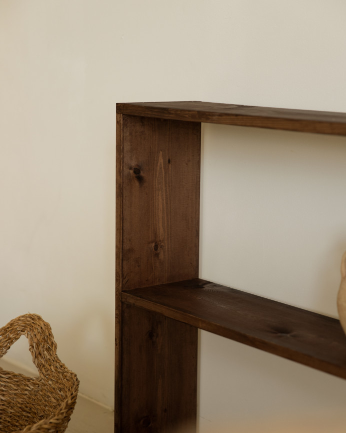Massivholzregal in Nussbaumfarbe mit 1 Regalboden