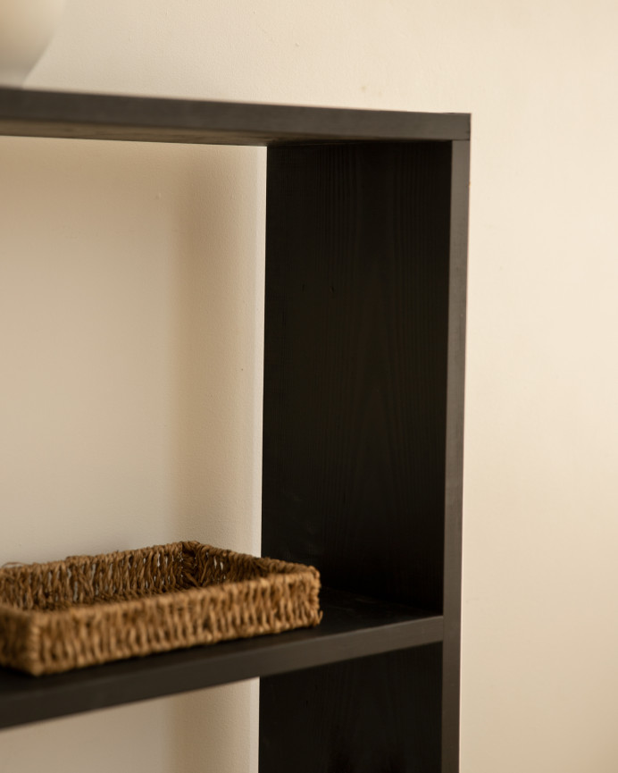 Massives Holzregal in Schwarz mit 3 Regalen.