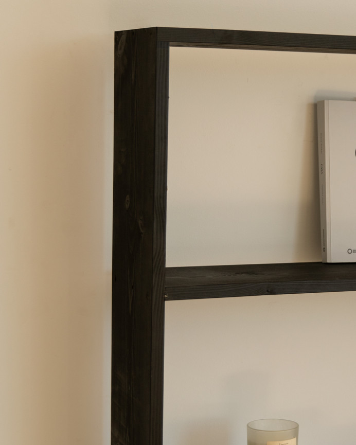 Massives Holzregal in Schwarz mit 4 Regalen