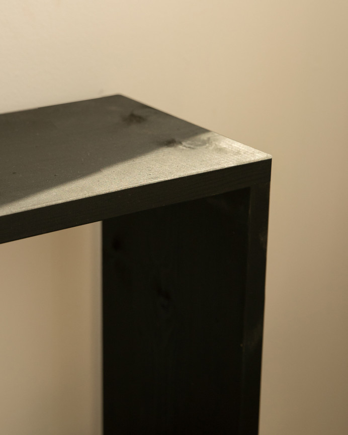 Massivholzregal in Schwarz mit 2 Regalböden.