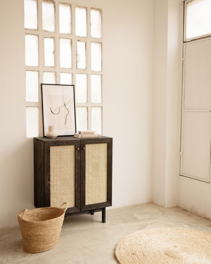 Massivholz-Sideboard mit Rattan-Medullakern mit 2 Türen in Schwarz in den Maßen 100x80 cm.