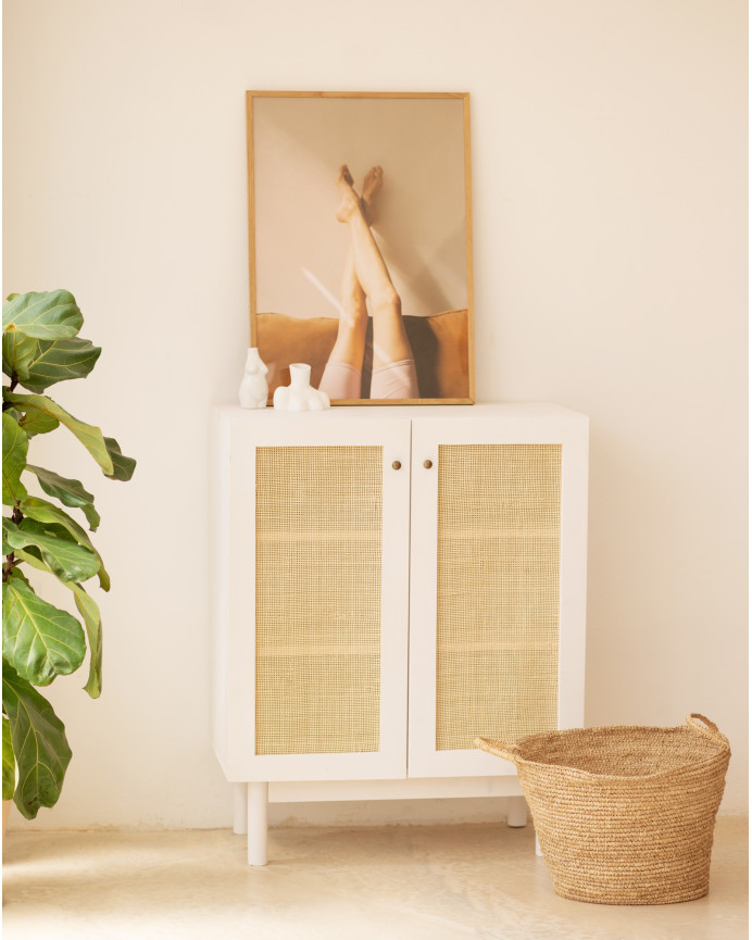Massivholz-Sideboard mit Rattan-Inlays und 2 Türen in Weiß, 100x80 cm.