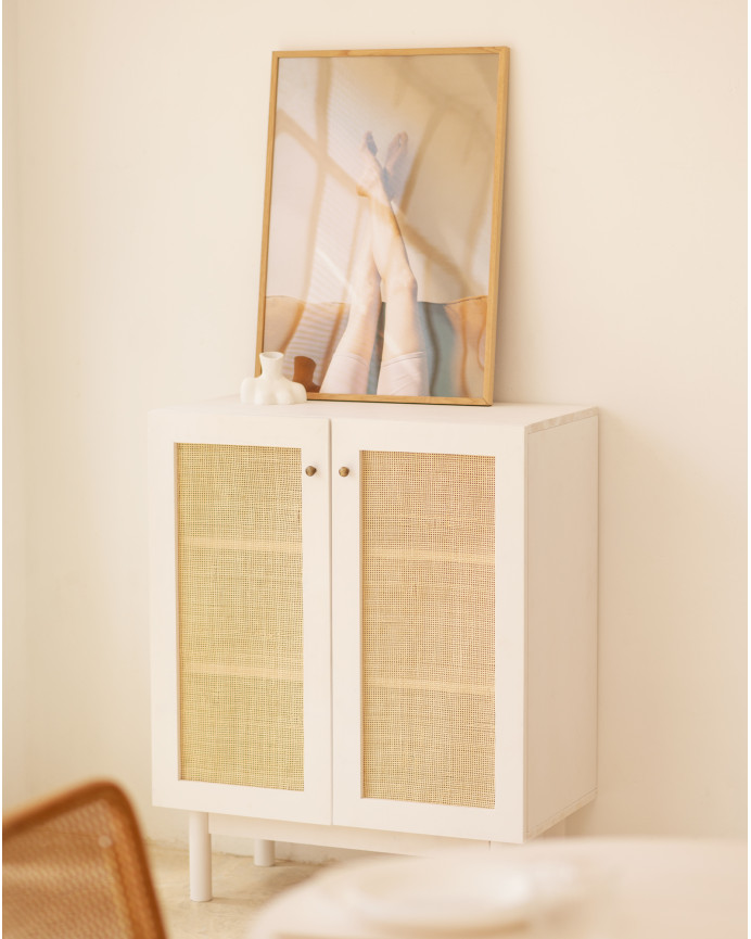 Massivholz-Sideboard mit Rattan-Inlays und 2 Türen in Weiß, 100x80 cm.
