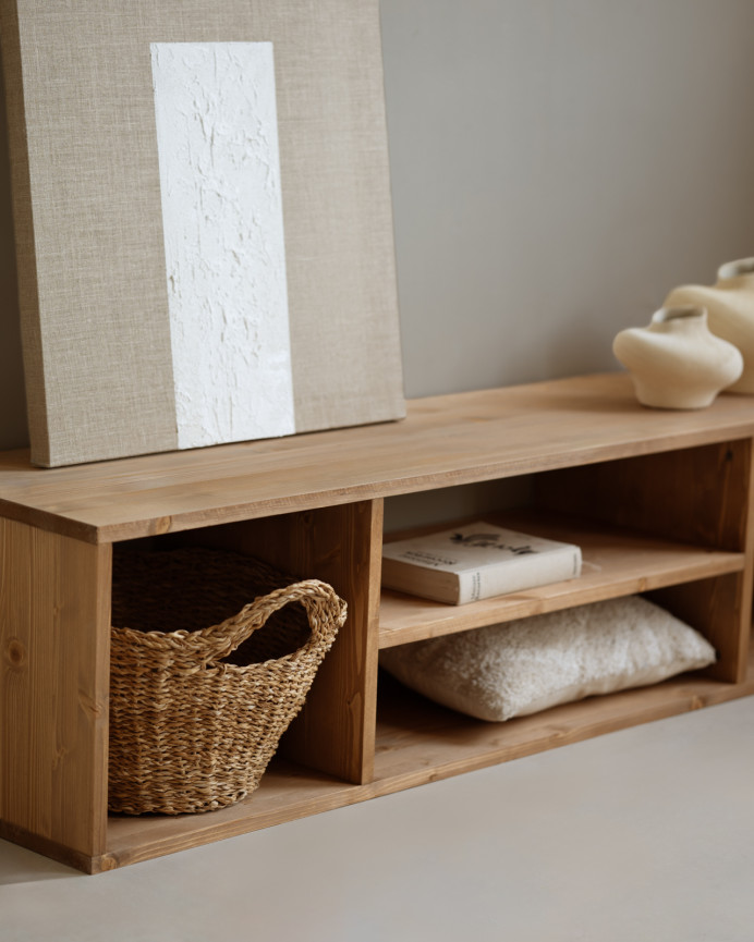 TV-Schrank aus massivem Eichenholz in mittlerem Eichenton von 160x40cm.