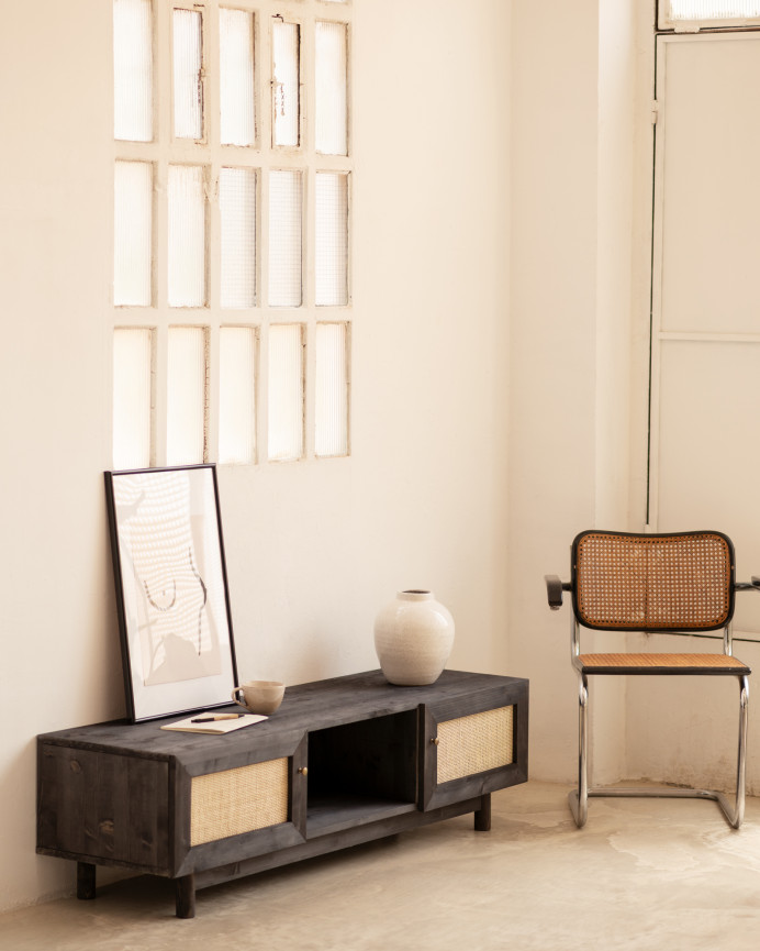 TV-Möbel aus Massivholz und Rattan mit 2 Türen in Schwarz in den Maßen 150x40cm.