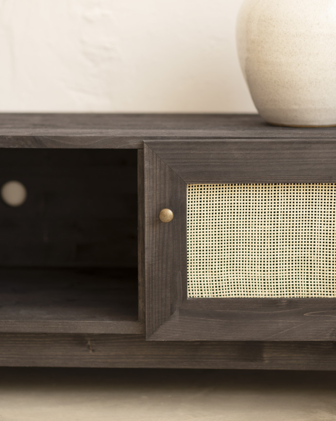 TV-Möbel aus Massivholz und Rattan mit 2 Türen in Schwarz in den Maßen 150x40cm.