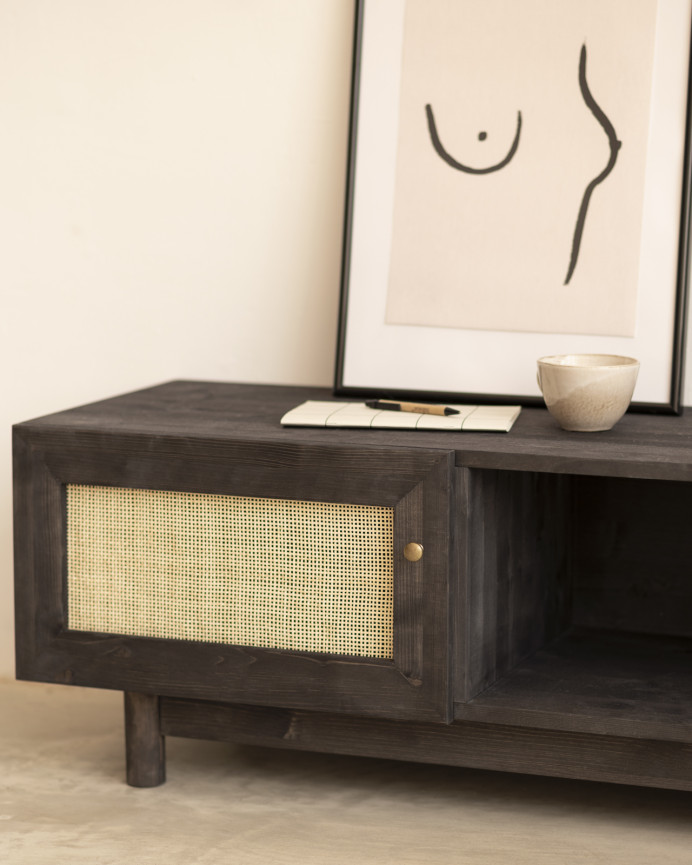 TV-Möbel aus Massivholz und Rattan mit 2 Türen in Schwarz in den Maßen 150x40cm.