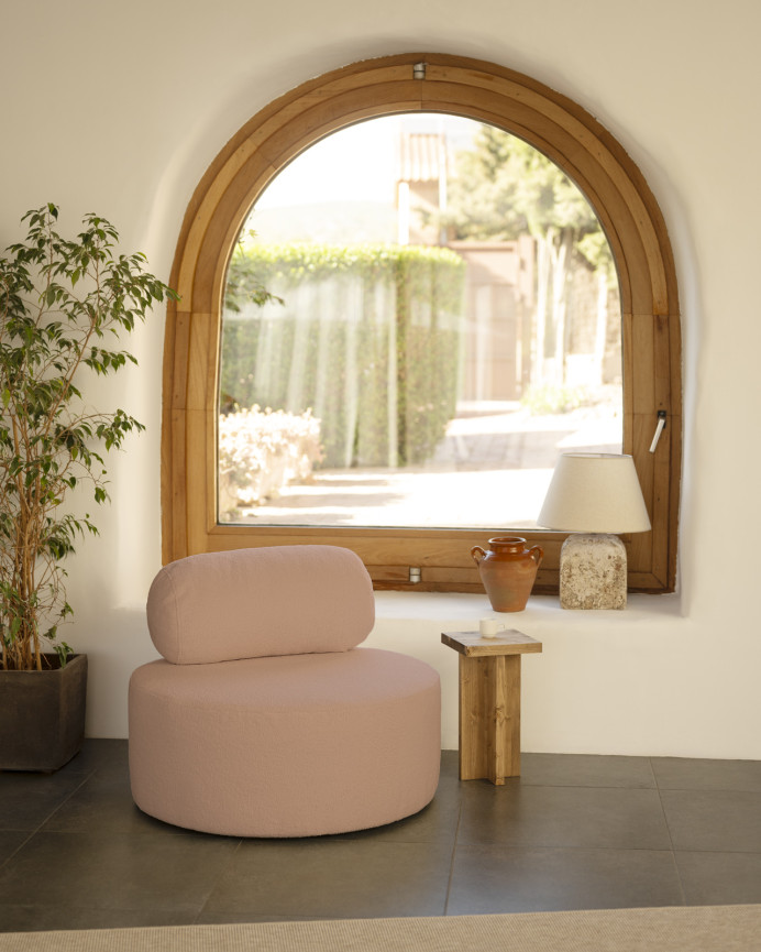 Runder rosa Bouclé-Sessel mit den Maßen 91x71cm.