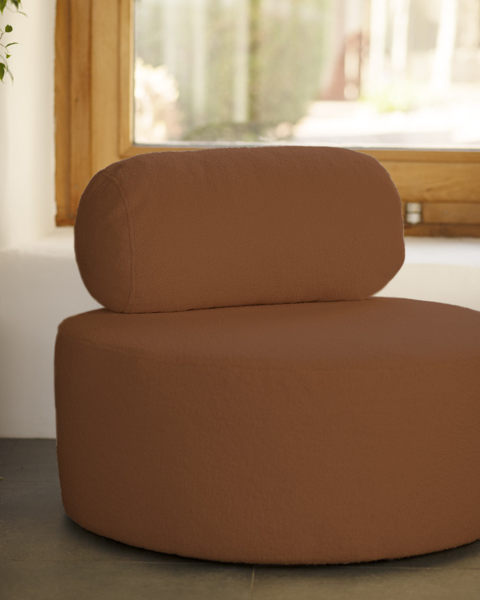 Runder Bouclé-Sessel in Kupferbraun mit den Maßen 91x71cm.