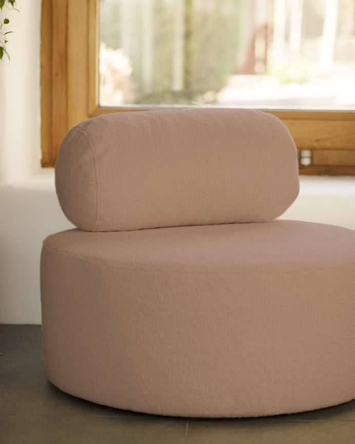 Runder rosa Bouclé-Sessel mit den Maßen 91x71cm.