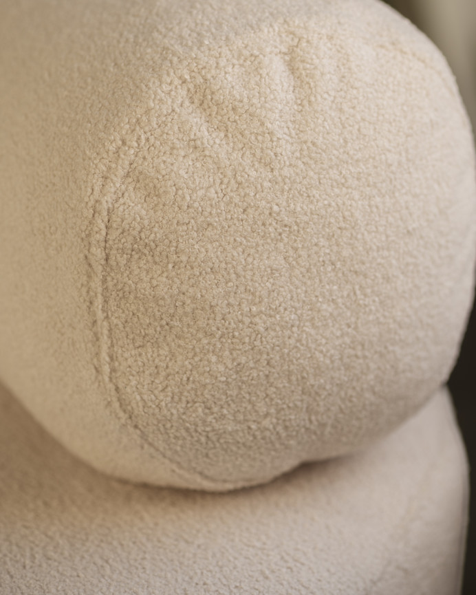 Runder Bouclé-Sessel in Beigefarbe mit einem Durchmesser von 91x71cm.