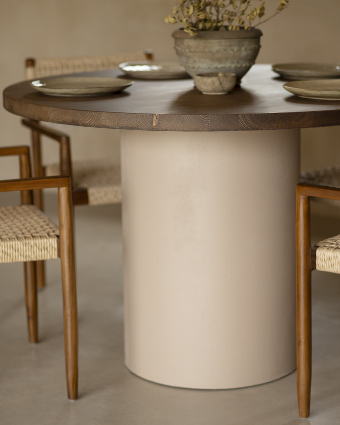 Mesa de comedor redonda de madera maciza tono roble oscuro y patas de microcemento en tono tierra de varias medidas