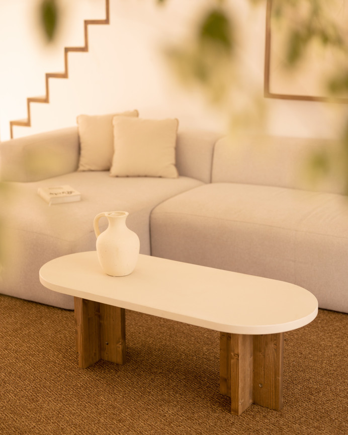 Couchtisch aus Mikrozement in gebrochenem Weiß mit Beinen in dunklem Eichenholzton, 120x50 cm.