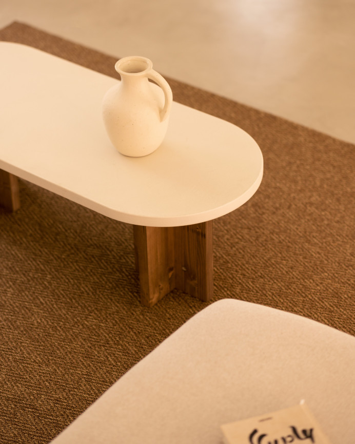 Couchtisch aus Mikrozement in gebrochenem Weiß mit Beinen in dunklem Eichenholzton, 120x50 cm.