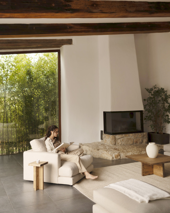Quadratischer massiver Eichholz-Couchtisch in dunklem Eichenfarbton von 80x80cm.