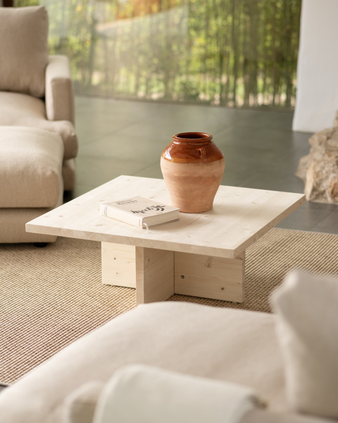 Quadratischer Massivholz-Couchtisch in Naturton von 80x80cm.