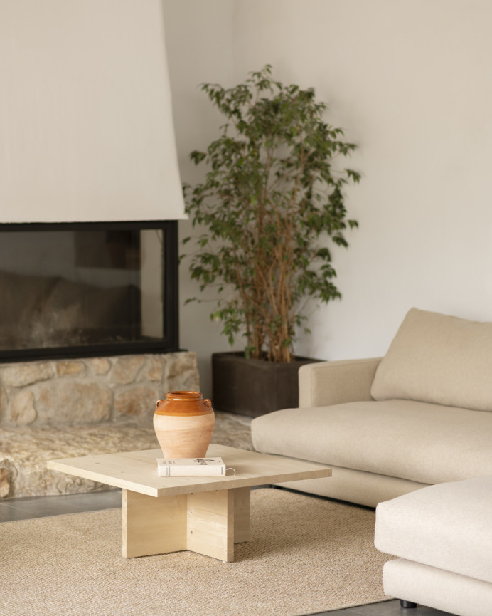 Quadratischer Massivholz-Couchtisch in Naturton von 80x80cm.