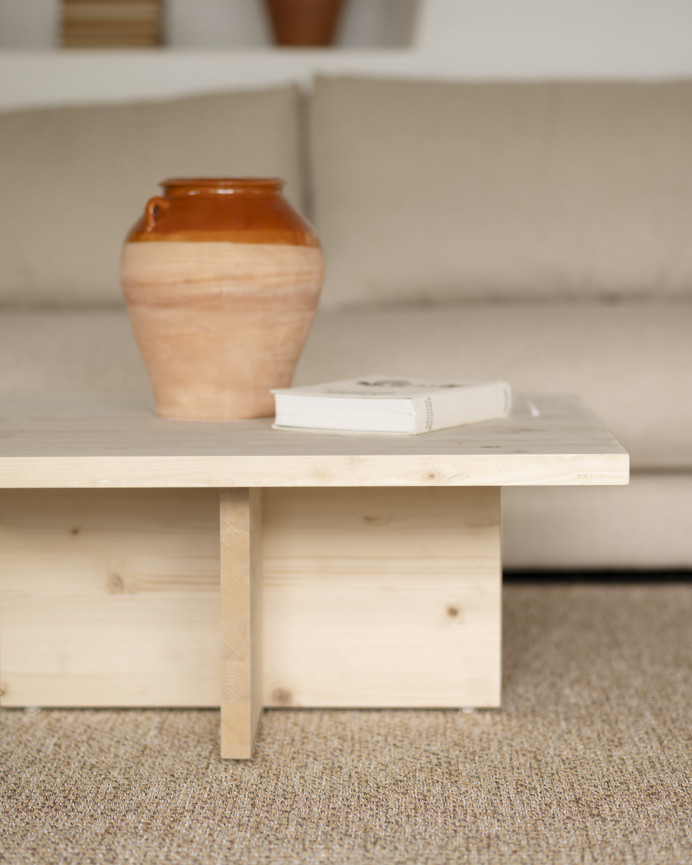 Quadratischer Massivholz-Couchtisch in Naturton von 80x80cm.