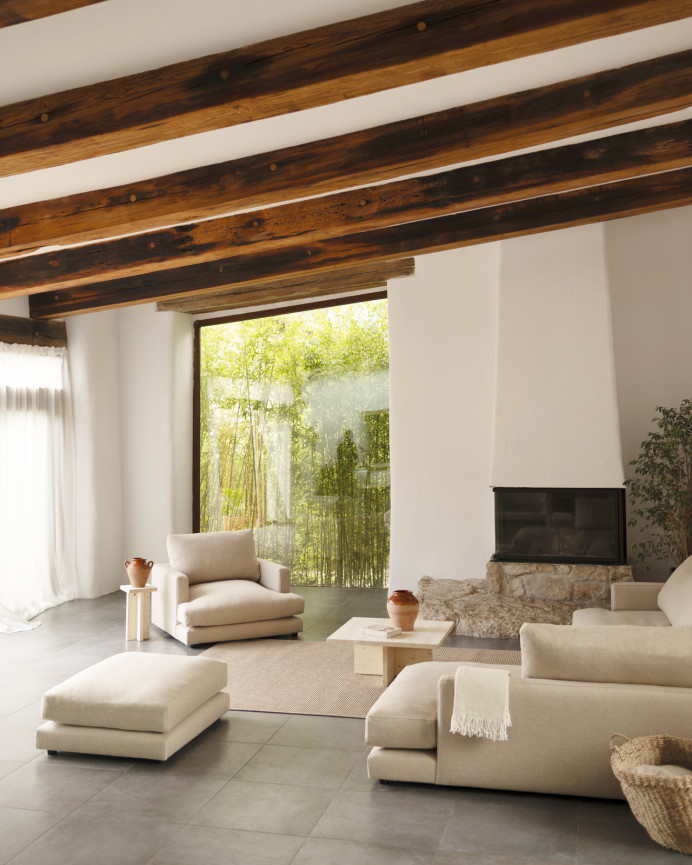 Quadratischer Massivholz-Couchtisch in Naturton von 80x80cm.