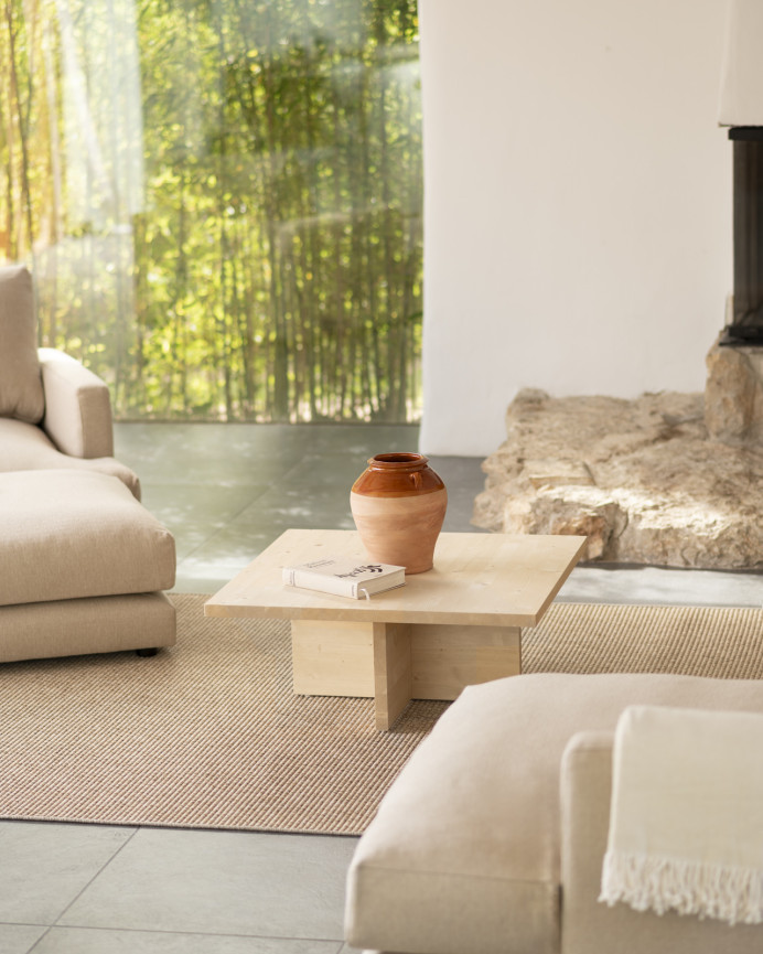 Quadratischer Massivholz-Couchtisch in Naturton von 80x80cm.