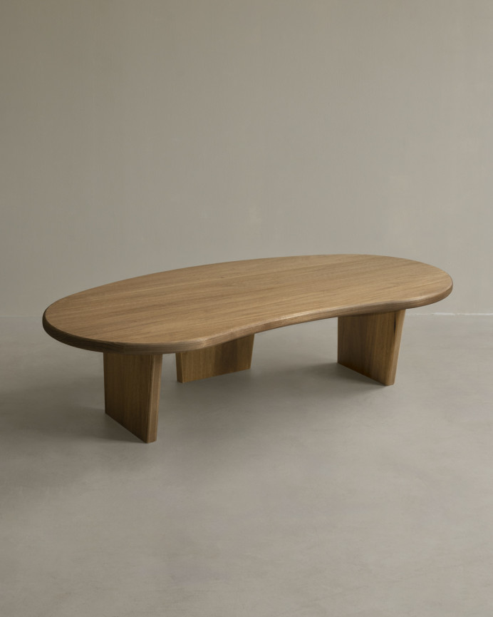Massiver Eschentisch mit organischen Formen und drei Beinen von 120 cm Höhe.