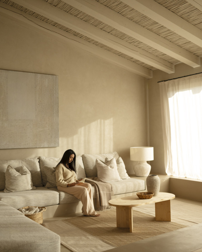 Massiver Couchtisch aus Eichenholz in mittlerem Eichenton von 120 cm.