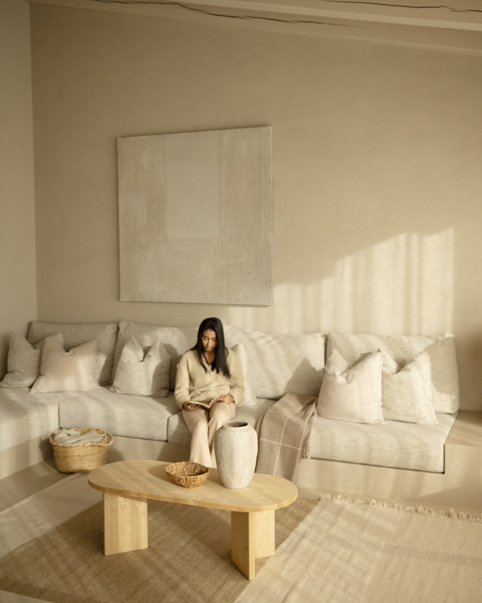Massiver Couchtisch aus Eichenholz in mittlerem Eichenton von 120 cm.