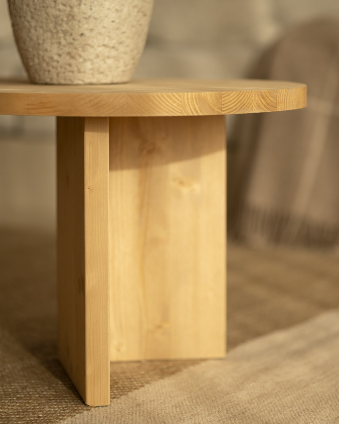 Massiver Couchtisch aus Eichenholz in mittlerem Eichenton von 120 cm.