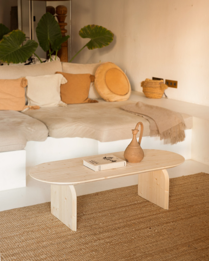 Ovale Massivholz-Couchtisch in natürlicher Farbe in verschiedenen Größen.
