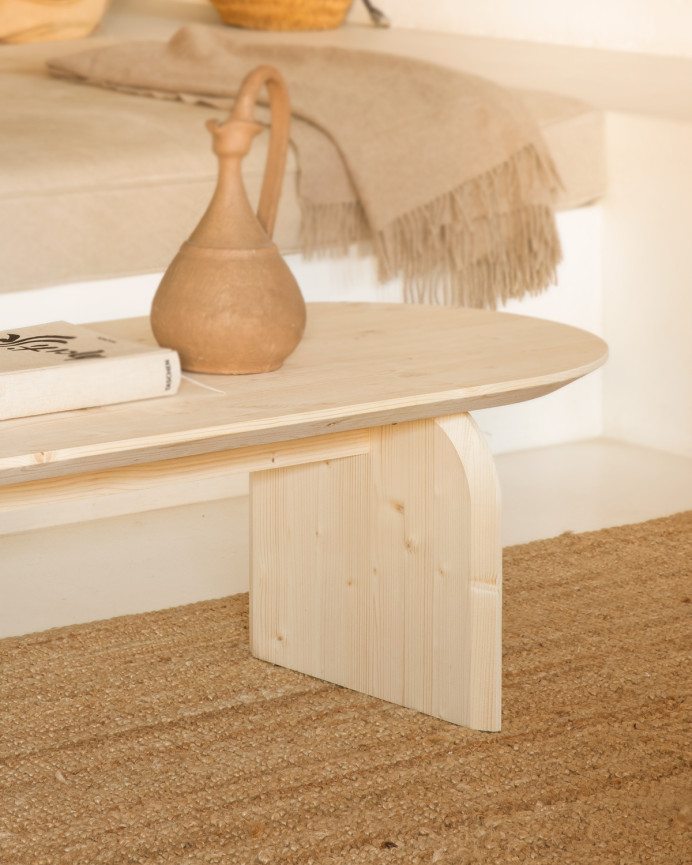 Ovale Massivholz-Couchtisch in natürlicher Farbe in verschiedenen Größen.