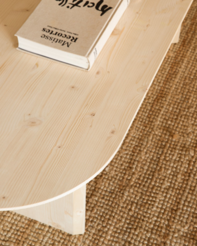 Ovale Massivholz-Couchtisch in natürlicher Farbe in verschiedenen Größen.