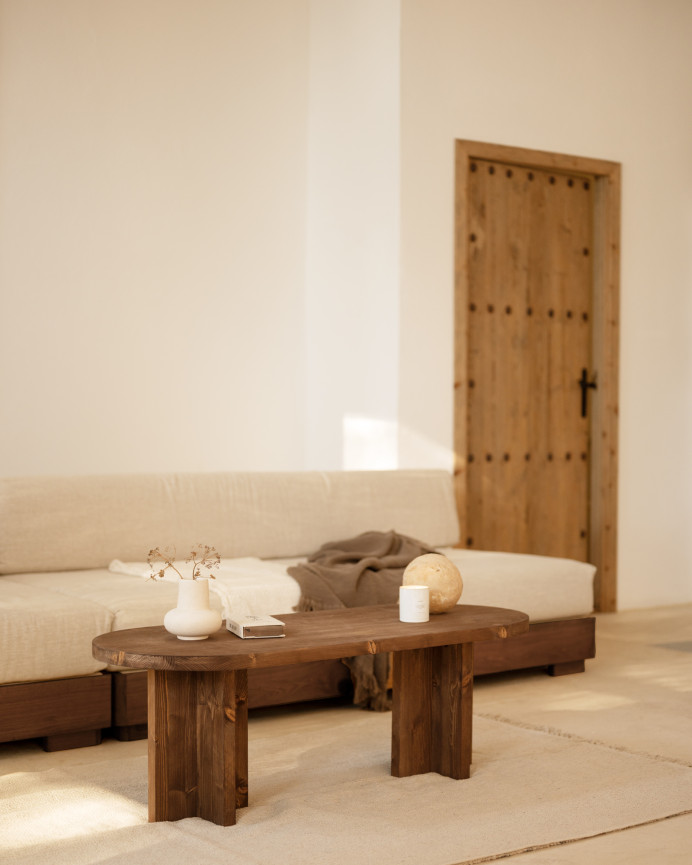 Massiver Nussbaumholz-Couchtisch in den Maßen 120x50 cm.