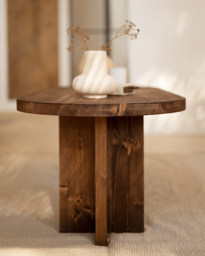 Massiver Nussbaumholz-Couchtisch in den Maßen 120x50 cm.