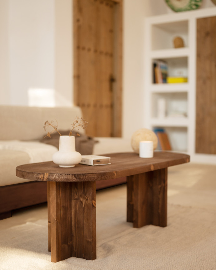 Massiver Nussbaumholz-Couchtisch in den Maßen 120x50 cm.