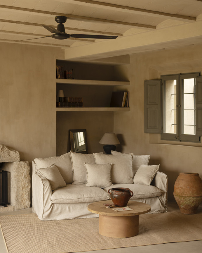 Runder Massivholz-Couchtisch in mittlerem Eichenton und Microcement-Terrakotta-Pedestal in 80x33cm.