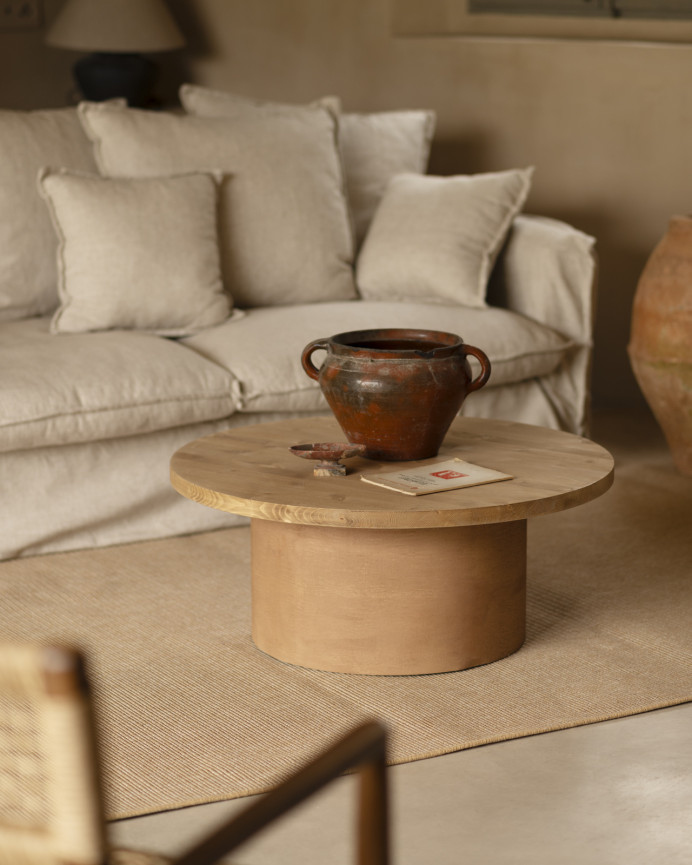 Runder Massivholz-Couchtisch in mittlerem Eichenton und Microcement-Terrakotta-Pedestal in 80x33cm.