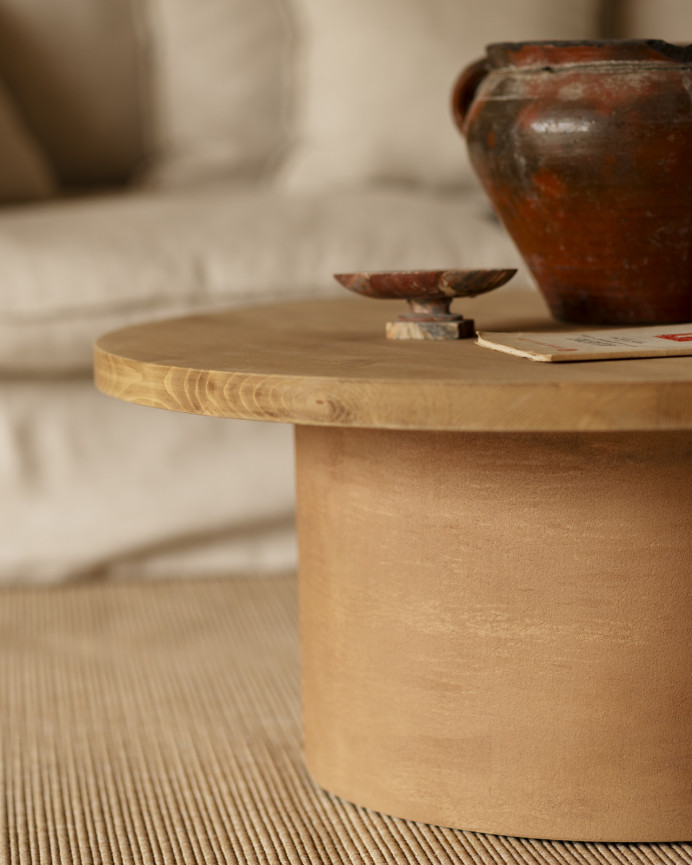 Runder Massivholz-Couchtisch in mittlerem Eichenton und Microcement-Terrakotta-Pedestal in 80x33cm.
