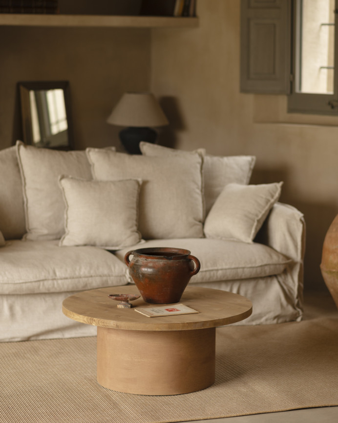 Runder Massivholz-Couchtisch in mittlerem Eichenton und Microcement-Terrakotta-Pedestal in 80x33cm.