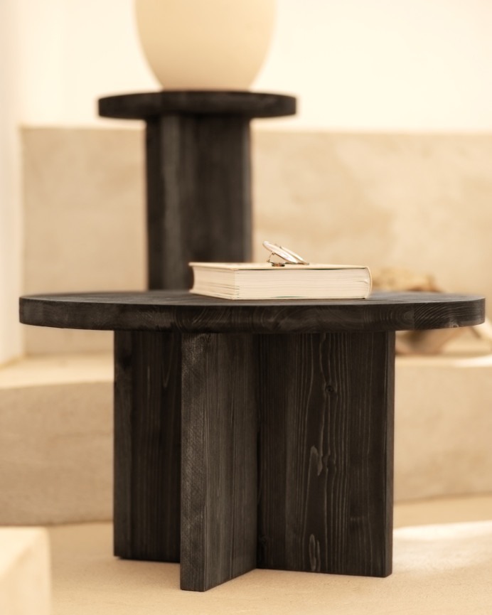 Runder massiver Holz Couchtisch in schwarzem Finish in verschiedenen Größen.