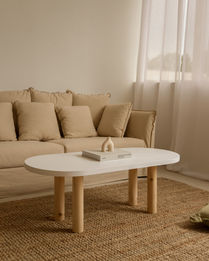 Ovaler Massivholz-Couchtisch in Weiß mit natürlichen Beinen, 40x120 cm.
