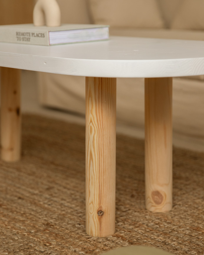 Ovaler Massivholz-Couchtisch in Weiß mit natürlichen Beinen, 40x120 cm.