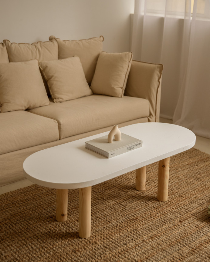 Ovaler Massivholz-Couchtisch in Weiß mit natürlichen Beinen, 40x120 cm.