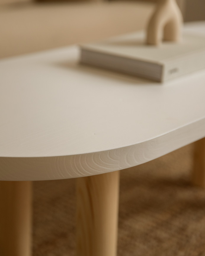 Ovaler Massivholz-Couchtisch in Weiß mit natürlichen Beinen, 40x120 cm.