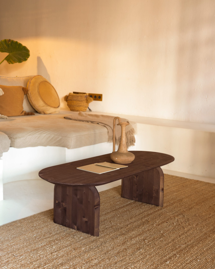 Ovaler Massivholz-Couchtisch in Nussbaumfarben in verschiedenen Größen.