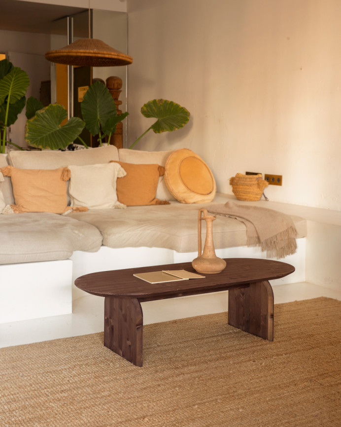 Ovaler Massivholz-Couchtisch in Nussbaumfarben in verschiedenen Größen.
