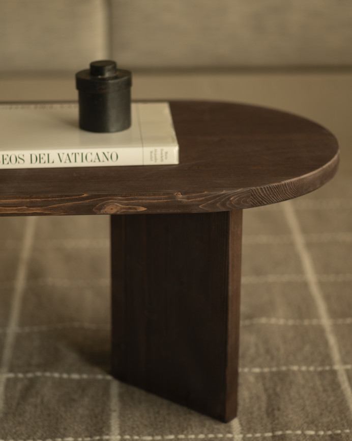Massiver Holz-Couchtisch in Nussbaumfarbe, 120 cm.